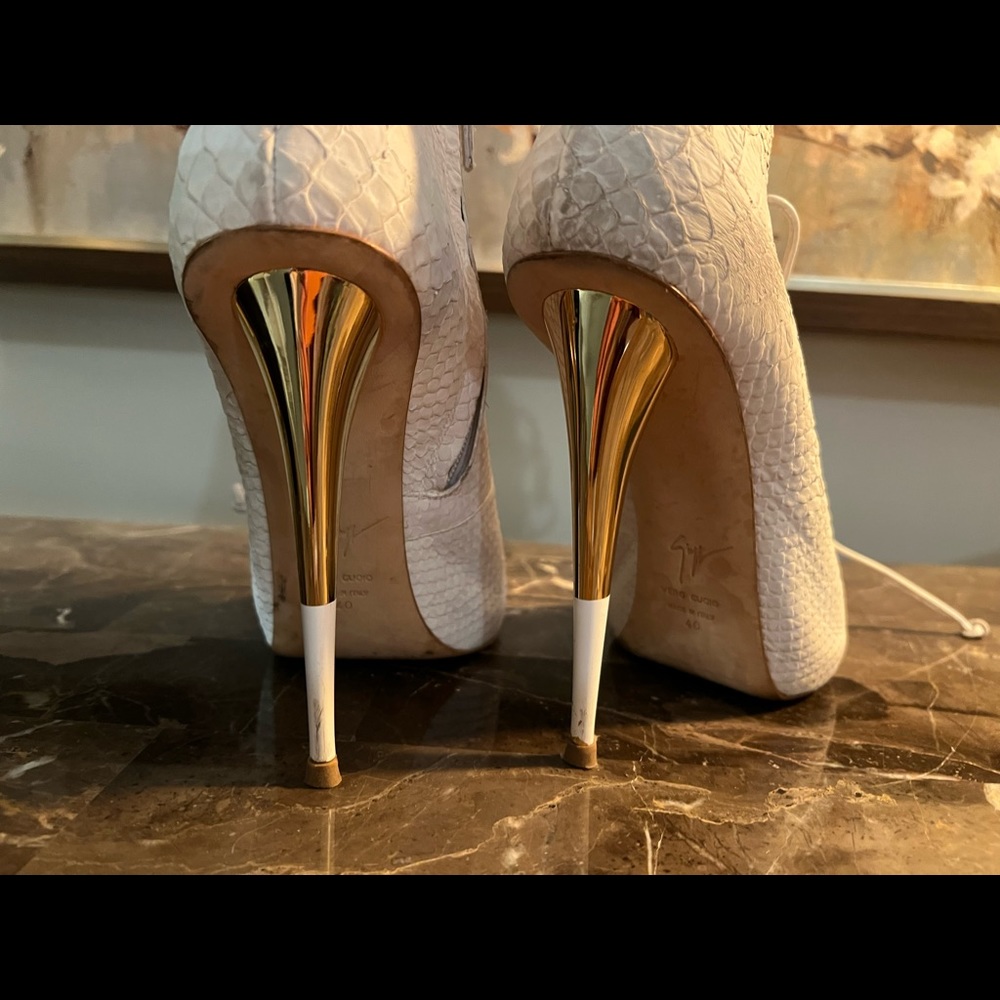 Snow White booties RARE Authentic - Picture 5 of 7